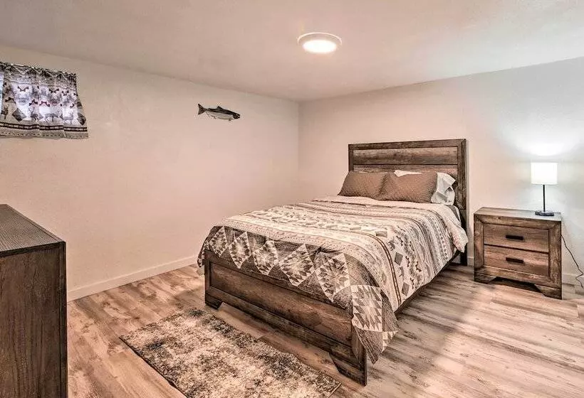 Soldotna Home Near Kenai River & Wildlife Refuge!