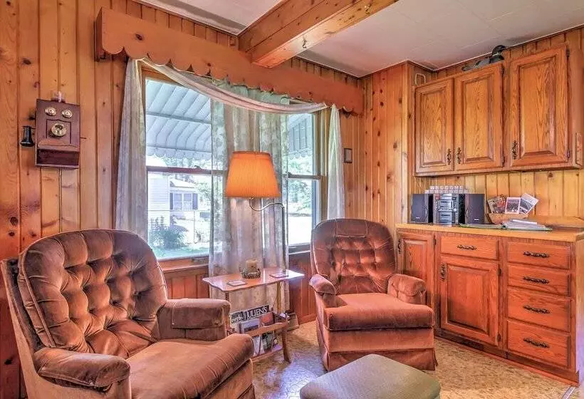 Spruce Haven  Cottage: Walk To Mississippi River!