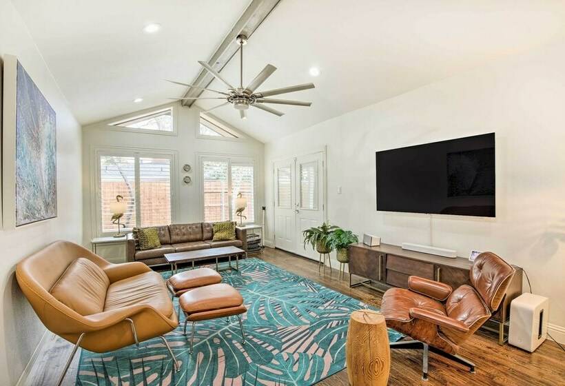 Stylish Home W/ Gym ~ 1 Mi To Dallas Zoo!