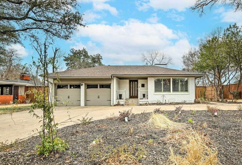Stylish Home W/ Gym ~ 1 Mi To Dallas Zoo!