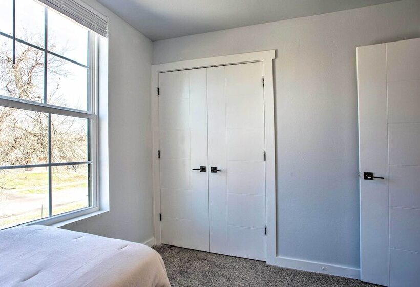 Stylish Okc Farmhouse W/ Garden   Close To Ou