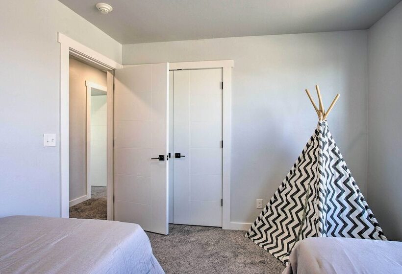 Stylish Okc Farmhouse W/ Garden   Close To Ou