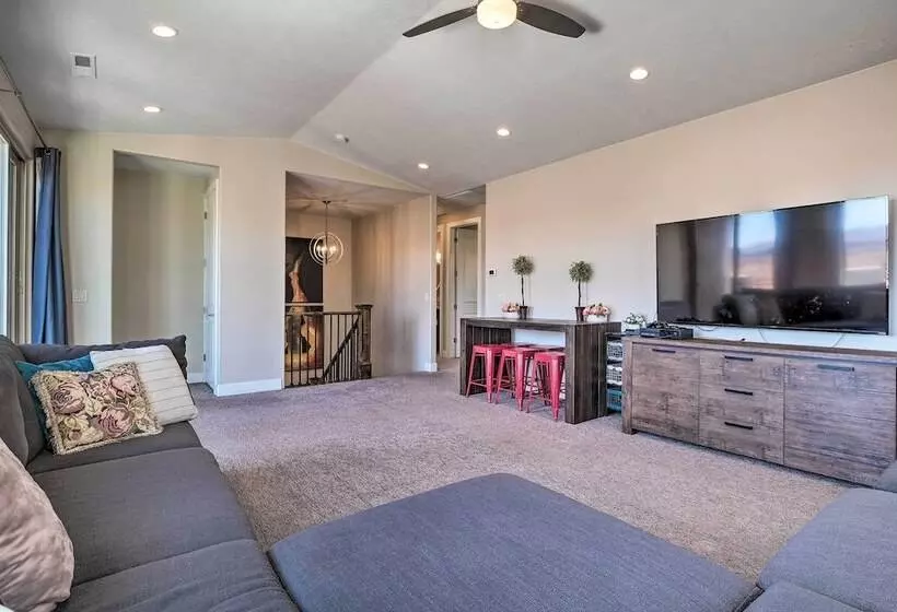 Utah Home W/ Pool & Hot Tub Access, Mtn Views!