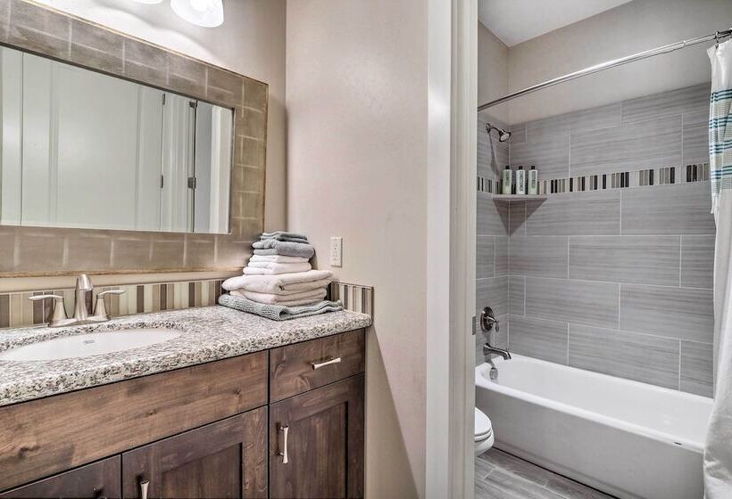 Utah Home W/ Pool & Hot Tub Access, Mtn Views!