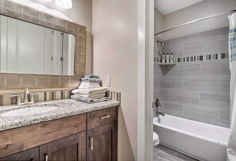 Utah Home W/ Pool & Hot Tub Access, Mtn Views!