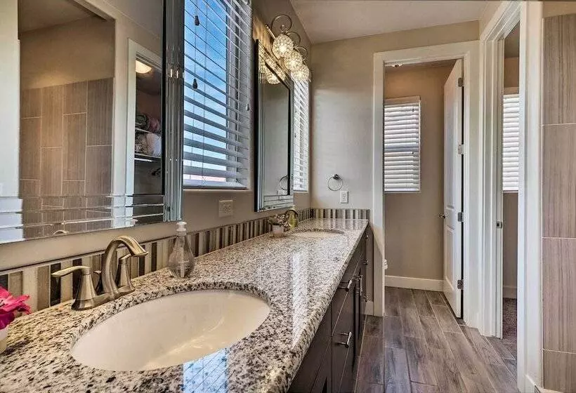 Utah Home W/ Pool & Hot Tub Access, Mtn Views!