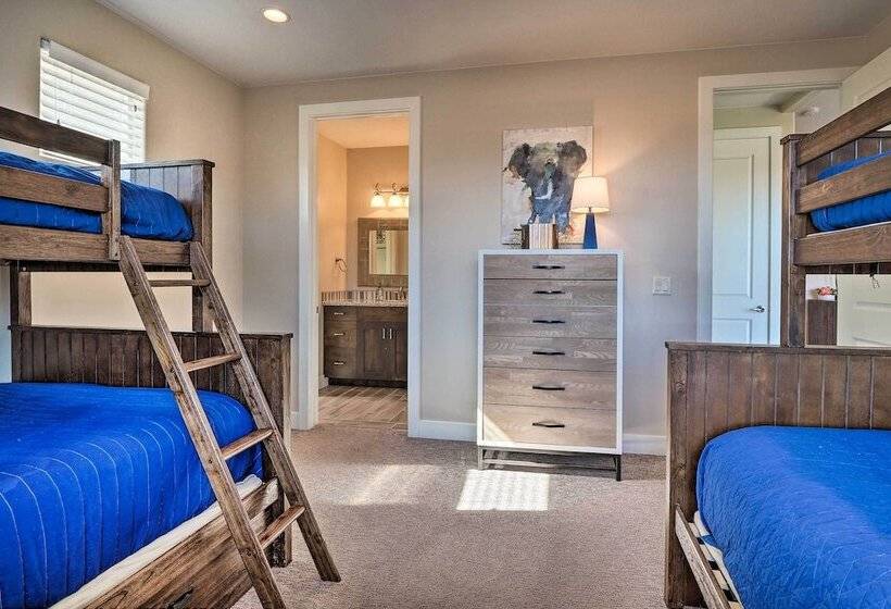 Utah Home W/ Pool & Hot Tub Access, Mtn Views!