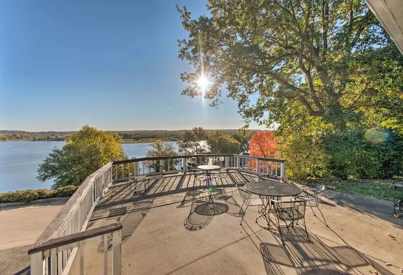 Watch The Sunrise At This Quaint Lake View Cottage
