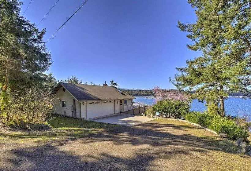 Waterfront Pnw Escape W/ Deck & Beach Access!
