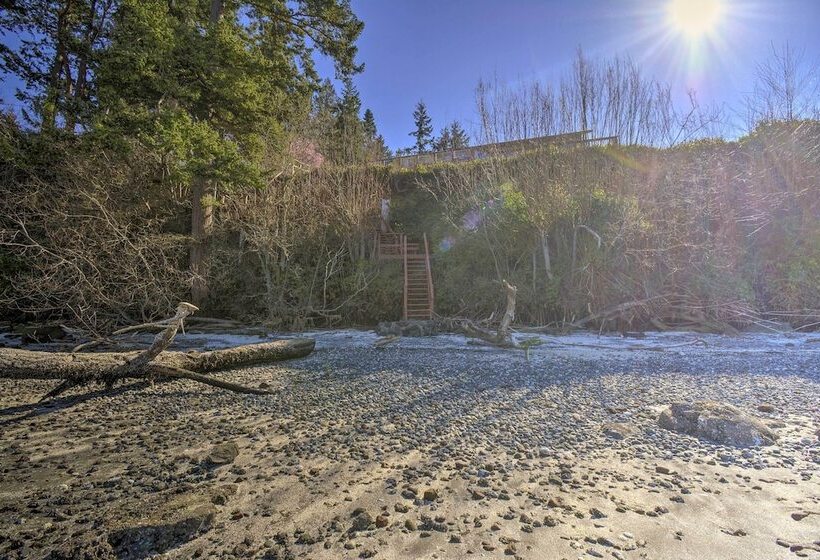 Waterfront Pnw Escape W/ Deck & Beach Access!