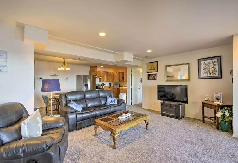 Waterfront Pnw Escape W/ Deck & Beach Access!