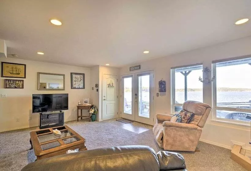 Waterfront Pnw Escape W/ Deck & Beach Access!