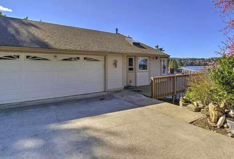 Waterfront Pnw Escape W/ Deck & Beach Access!