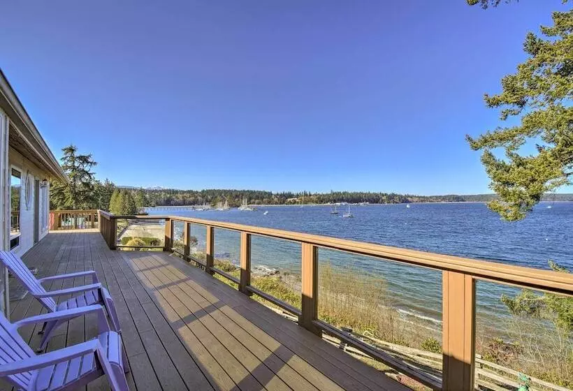 Waterfront Pnw Escape W/ Deck & Beach Access!
