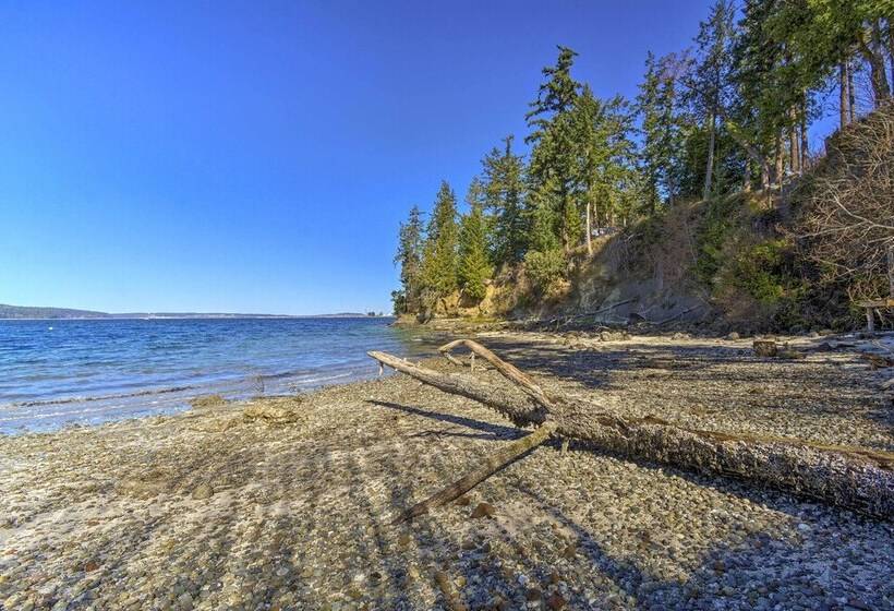 Waterfront Pnw Escape W/ Deck & Beach Access!