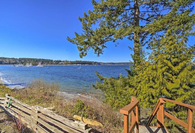 Waterfront Pnw Escape W/ Deck & Beach Access!
