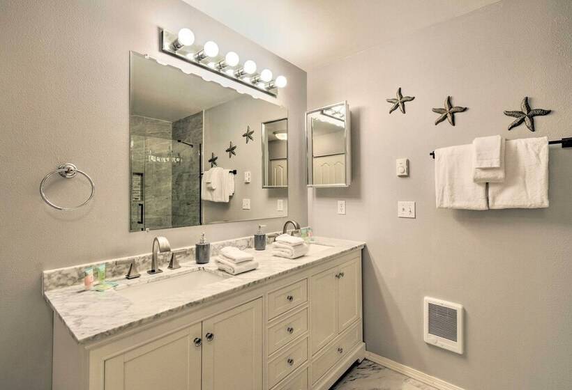 Waterfront Pnw Escape W/ Deck & Beach Access!