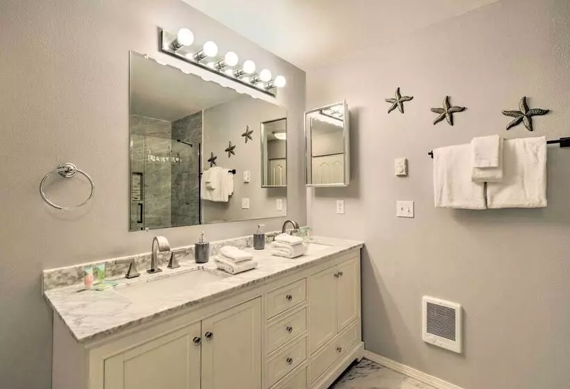 Waterfront Pnw Escape W/ Deck & Beach Access!