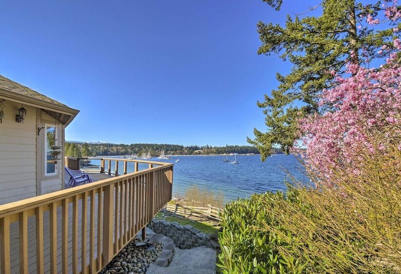 Waterfront Pnw Escape W/ Deck & Beach Access!