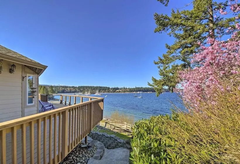 Waterfront Pnw Escape W/ Deck & Beach Access!
