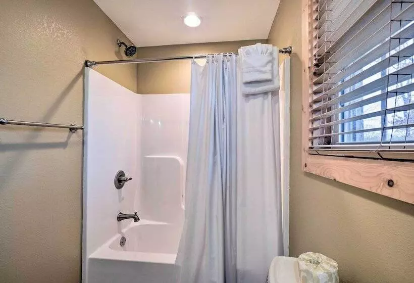 Sevierville Cabin W/ Lake Views & Wraparound Porch