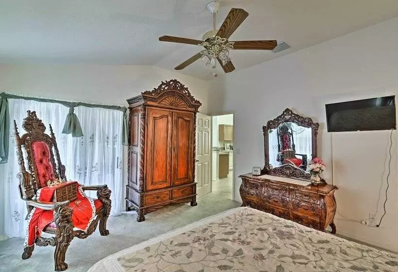 Bright Spring Hill Home: 5 Mi To Weeki Wachee Park