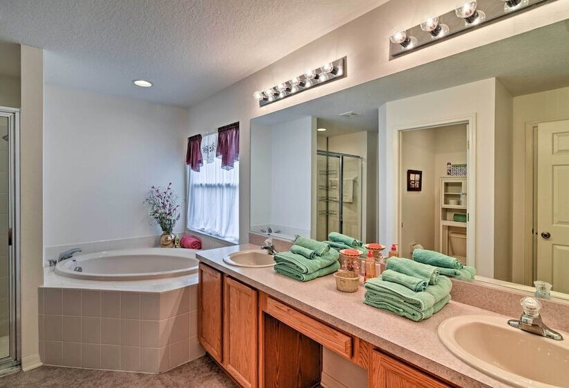 Bright Spring Hill Home: 5 Mi To Weeki Wachee Park