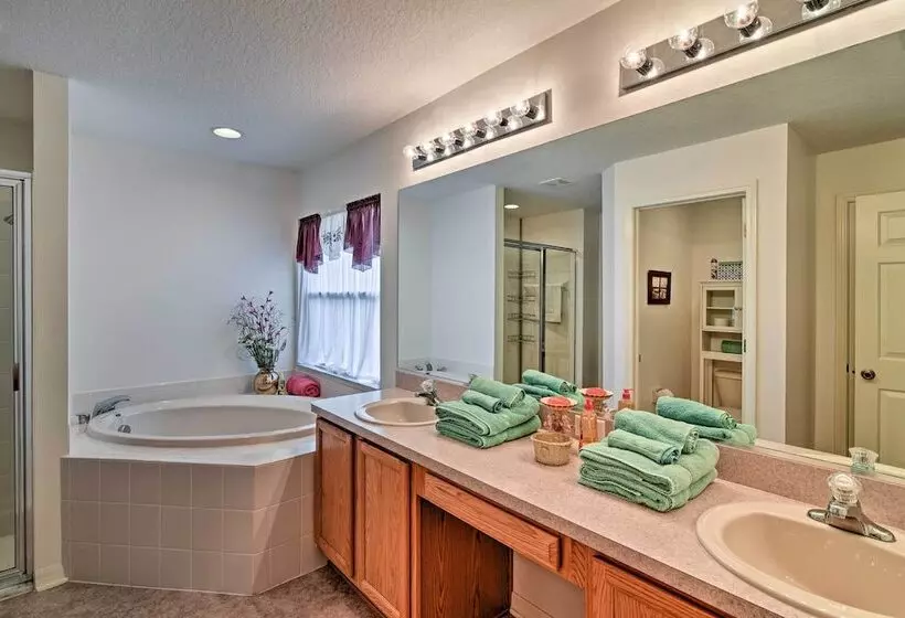 Bright Spring Hill Home: 5 Mi To Weeki Wachee Park