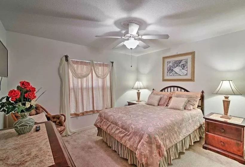 Bright Spring Hill Home: 5 Mi To Weeki Wachee Park