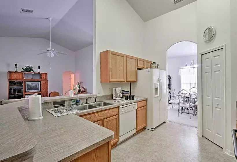 Bright Spring Hill Home: 5 Mi To Weeki Wachee Park