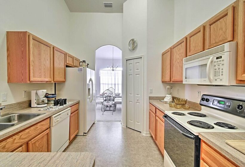 Bright Spring Hill Home: 5 Mi To Weeki Wachee Park