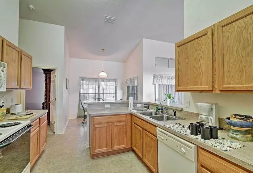 Bright Spring Hill Home: 5 Mi To Weeki Wachee Park