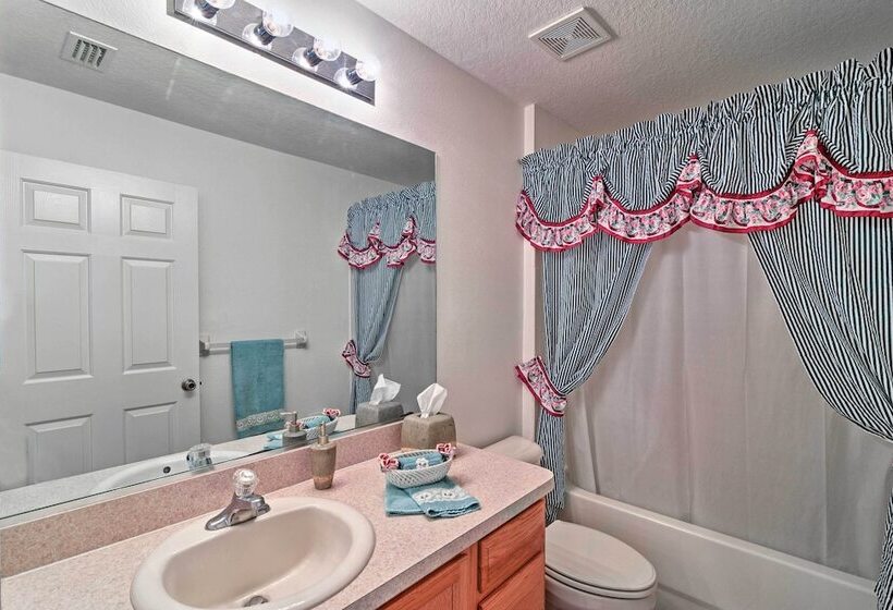 Bright Spring Hill Home: 5 Mi To Weeki Wachee Park