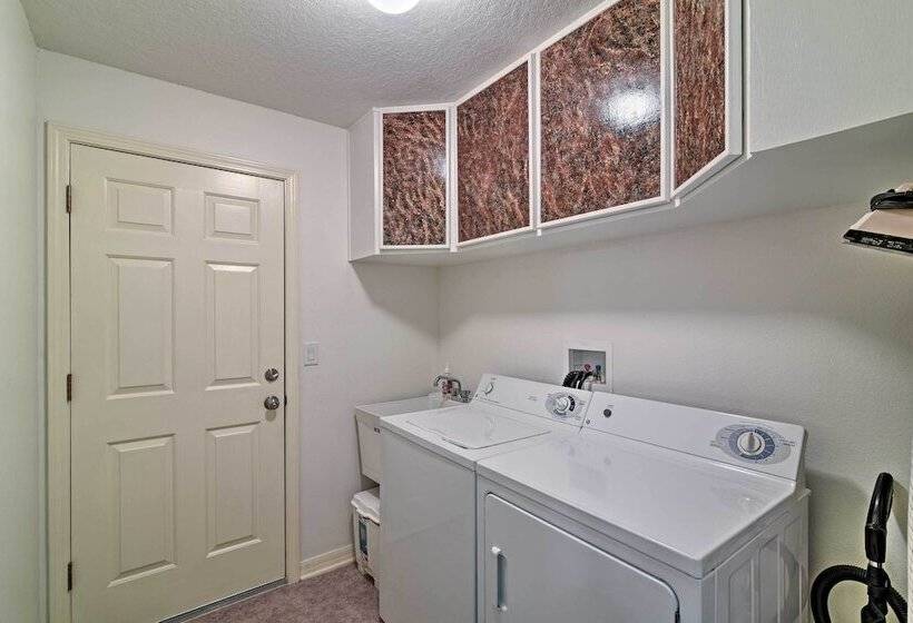 Bright Spring Hill Home: 5 Mi To Weeki Wachee Park