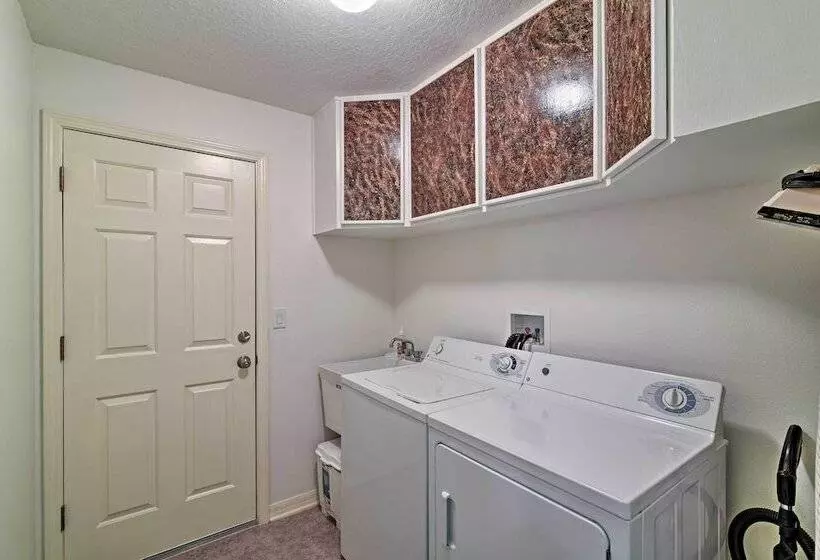 Bright Spring Hill Home: 5 Mi To Weeki Wachee Park