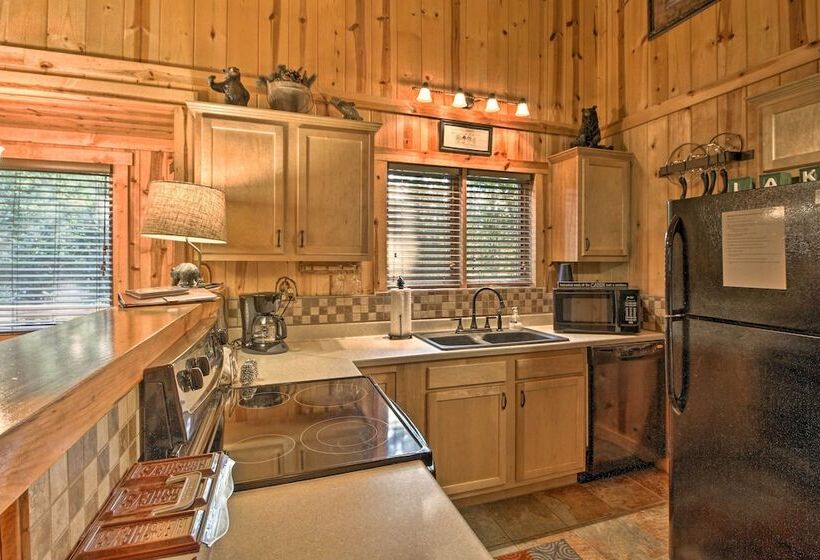 Cabin On Table Rock Lake W/ Hot Tub & Fire Pit!