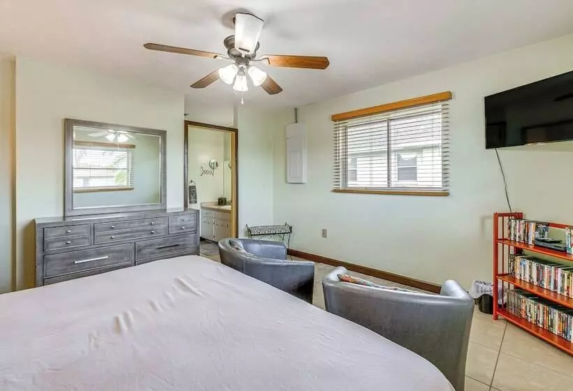 Canalfront Retreat W/ Heated Pool & Hot Tub!