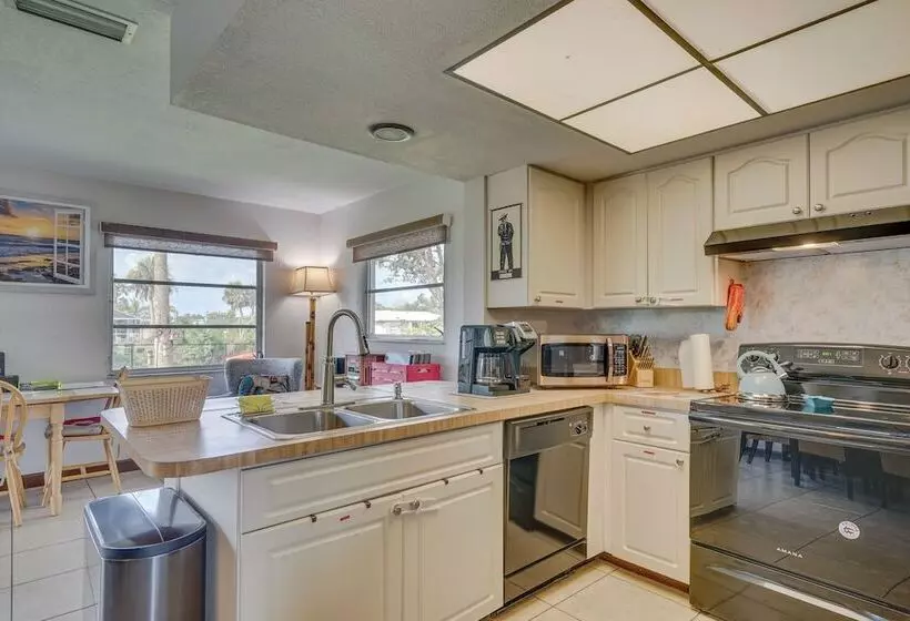 Canalfront Retreat W/ Heated Pool & Hot Tub!