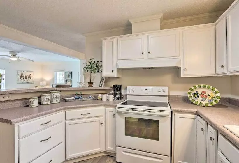 Patio & Gas Grill: Charming Bluffton Escape!