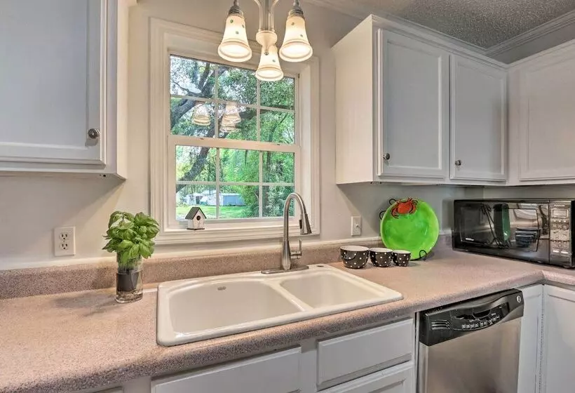 Patio & Gas Grill: Charming Bluffton Escape!