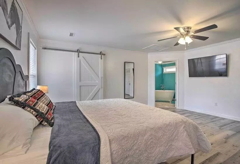 Charming Retreat On 20 Acres W/ Private Lake!