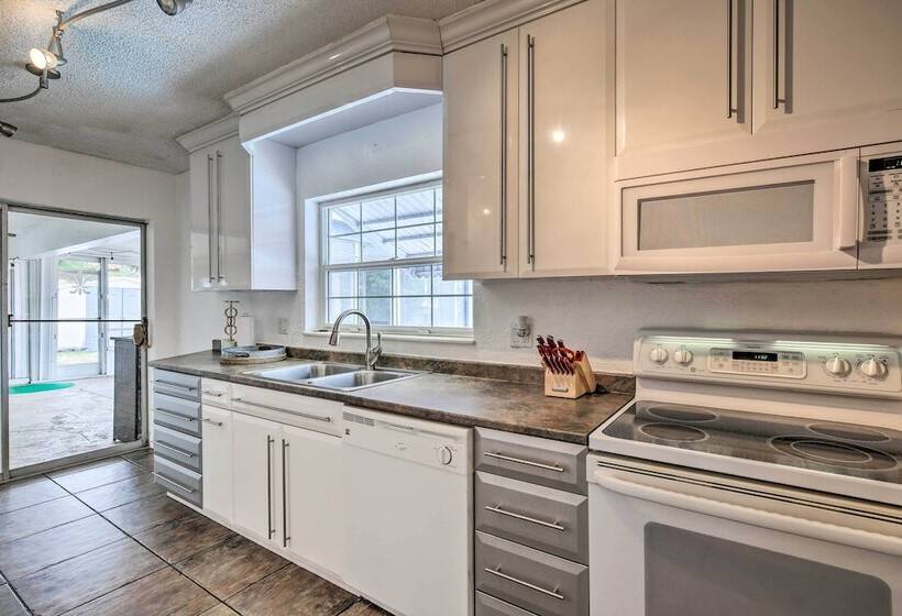 Private Pool & Dock: Coconut Creek Home!