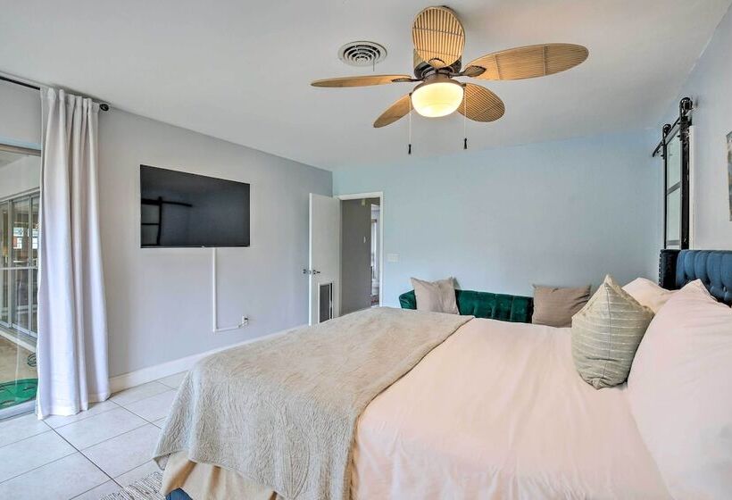 Private Pool & Dock: Coconut Creek Home!