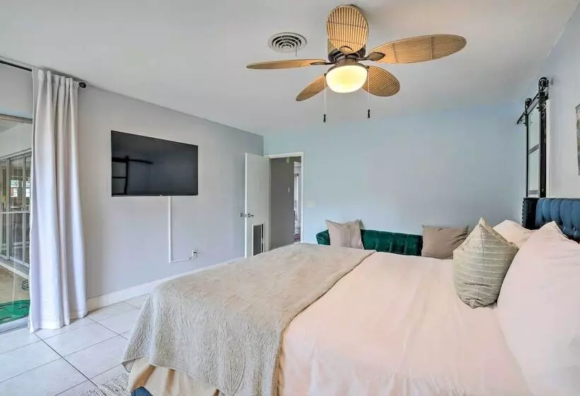 Private Pool & Dock: Coconut Creek Home!