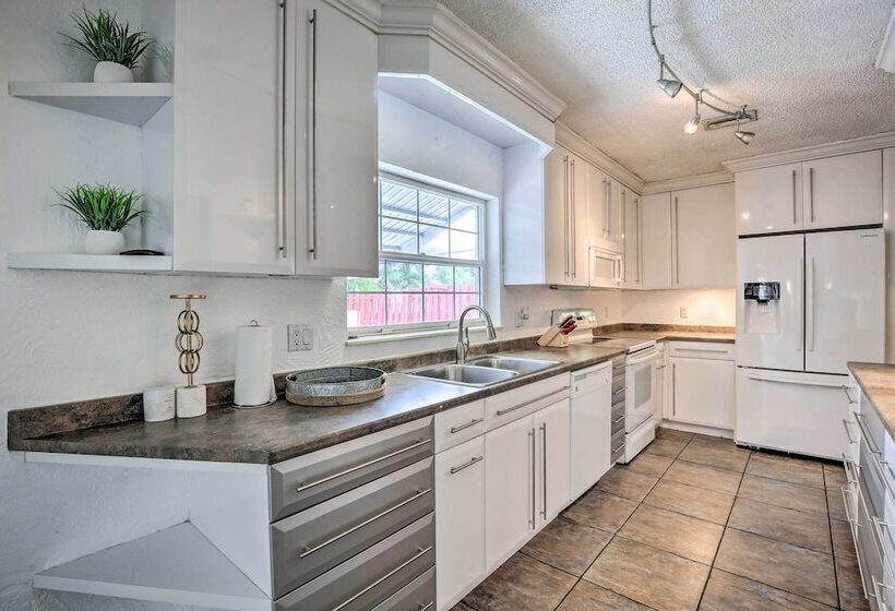 Private Pool & Dock: Coconut Creek Home!