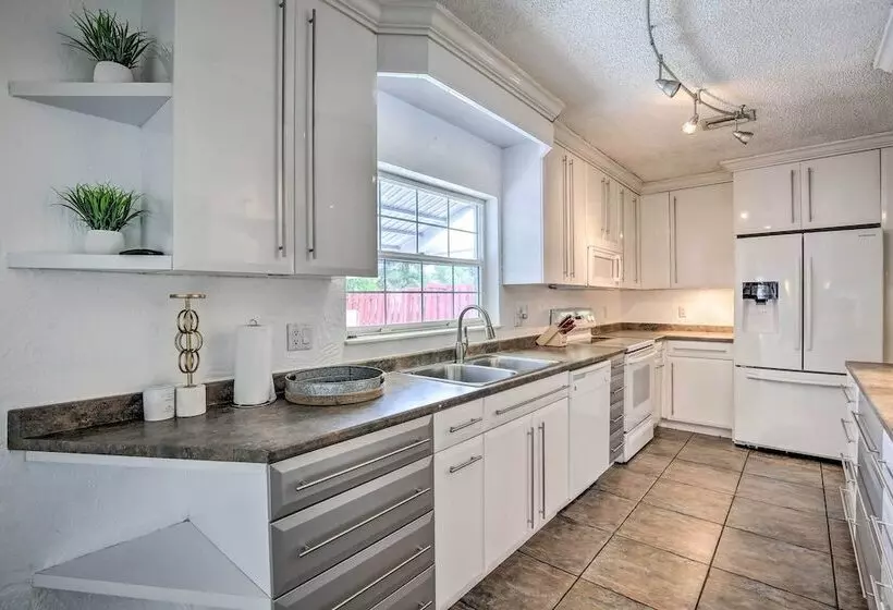 Private Pool & Dock: Coconut Creek Home!