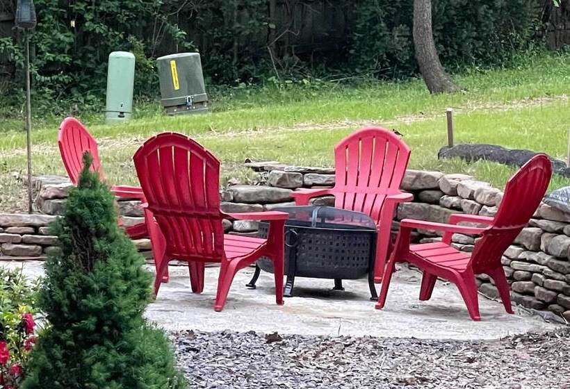 Cozy Hollister Cabin: Perfect For Families!