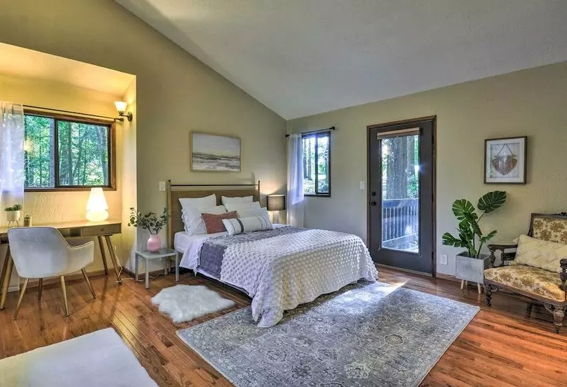 Cozy Sandy Retreat W/ Hot Tub & Forest Views!