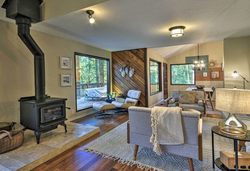 Cozy Sandy Retreat W/ Hot Tub & Forest Views!