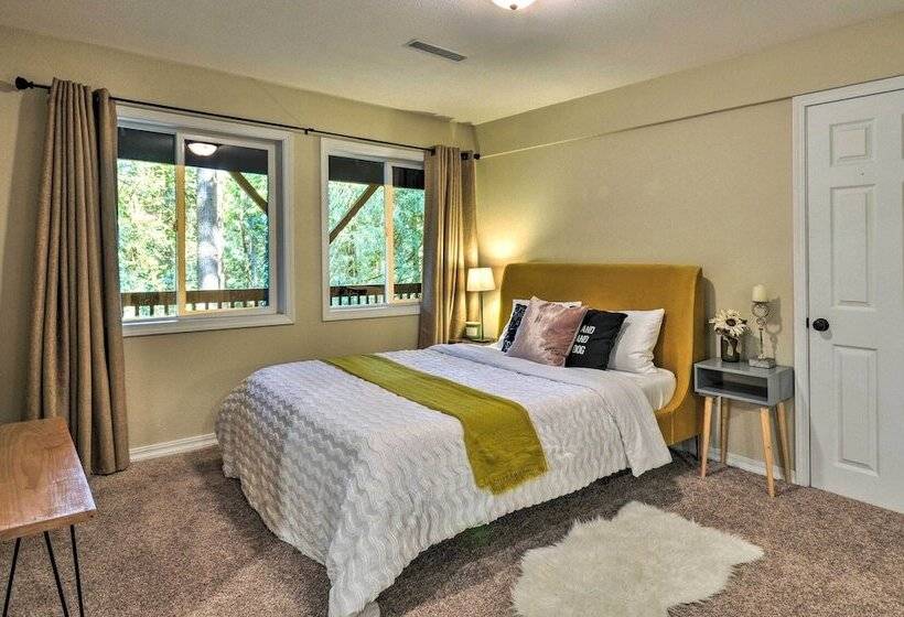 Cozy Sandy Retreat W/ Hot Tub & Forest Views!